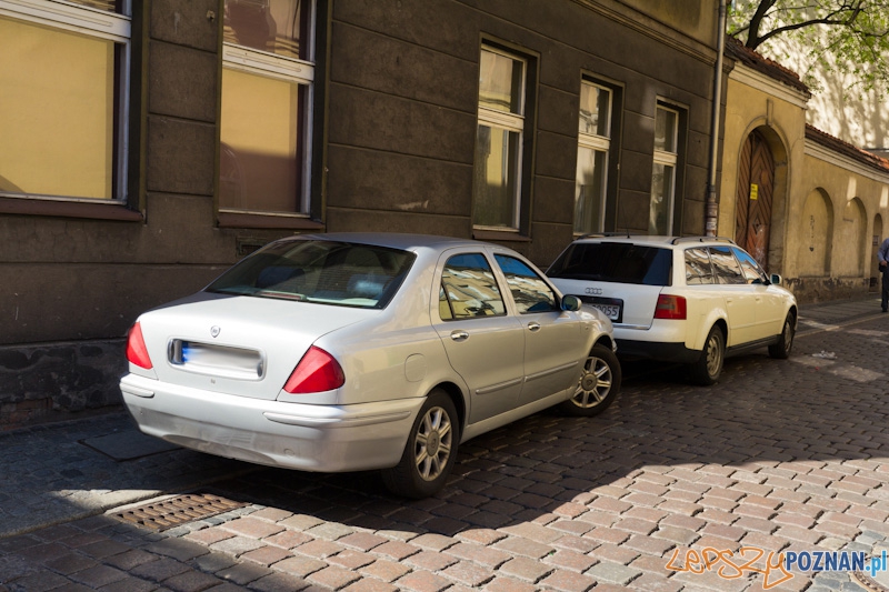 kierowcy parkują gdzie popadnie - ulica Klasztorna Foto: lepszyPOZNAN.pl / Piotr Rychter kierowcy parkują gdzie popadnie - ulica Klasztorna Foto: lepszyPOZNAN.pl / Piotr Rychter