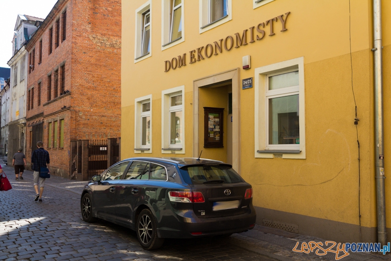 kierowcy parkują gdzie popadnie - ulica Klasztorna Foto: lepszyPOZNAN.pl / Piotr Rychter kierowcy parkują gdzie popadnie - ulica Klasztorna Foto: lepszyPOZNAN.pl / Piotr Rychter