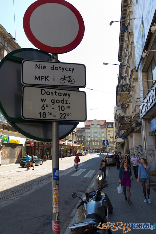 kierowcy parkują gdzie popadnie - ulica Gwarna Foto: lepszyPOZNAN.pl / Piotr Rychter kierowcy parkują gdzie popadnie - ulica Gwarna Foto: lepszyPOZNAN.pl / Piotr Rychter