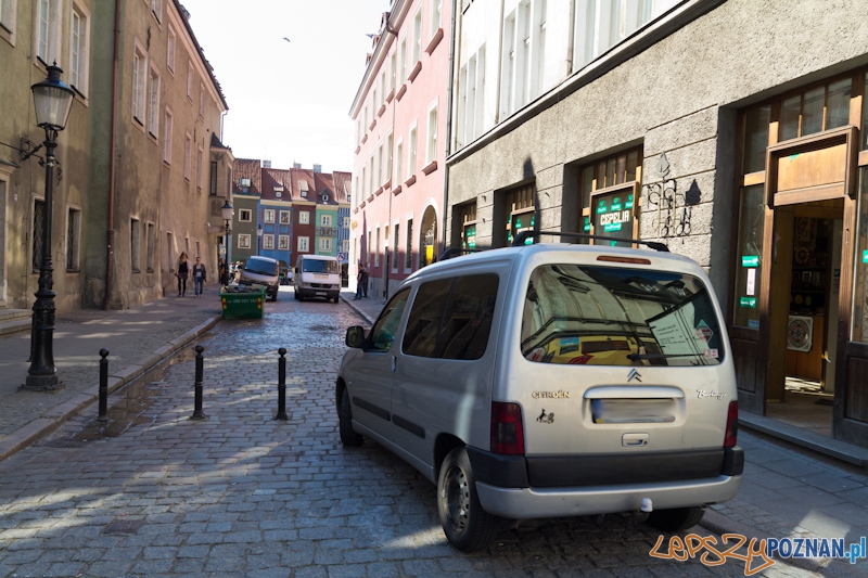 kierowcy parkują gdzie popadnie - ulica Klasztorna Foto: lepszyPOZNAN.pl / Piotr Rychter kierowcy parkują gdzie popadnie - ulica Klasztorna Foto: lepszyPOZNAN.pl / Piotr Rychter