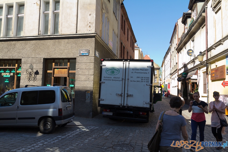 kierowcy parkują gdzie popadnie - ulica Klasztorna Foto: lepszyPOZNAN.pl / Piotr Rychter kierowcy parkują gdzie popadnie - ulica Klasztorna Foto: lepszyPOZNAN.pl / Piotr Rychter