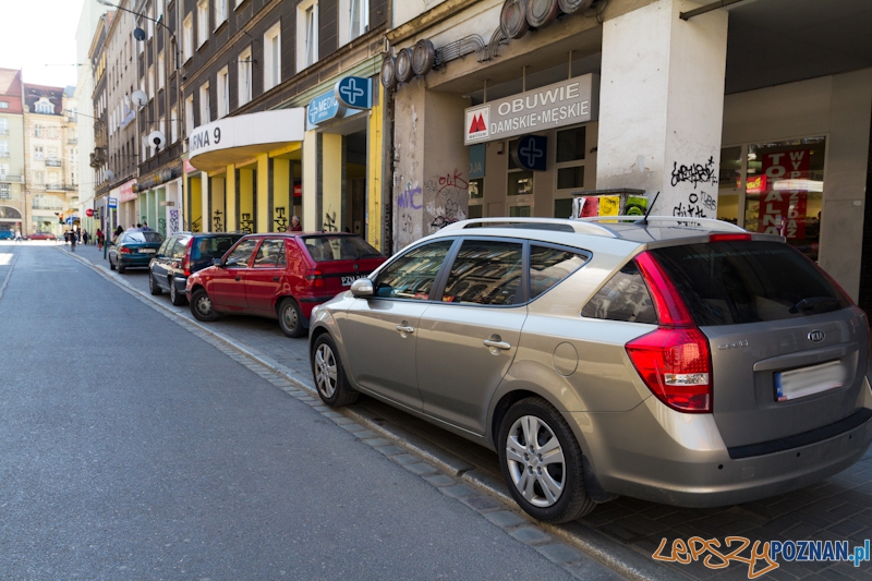 kierowcy parkują gdzie popadnie - ulica Gwarna Foto: lepszyPOZNAN.pl / Piotr Rychter kierowcy parkują gdzie popadnie - ulica Gwarna Foto: lepszyPOZNAN.pl / Piotr Rychter