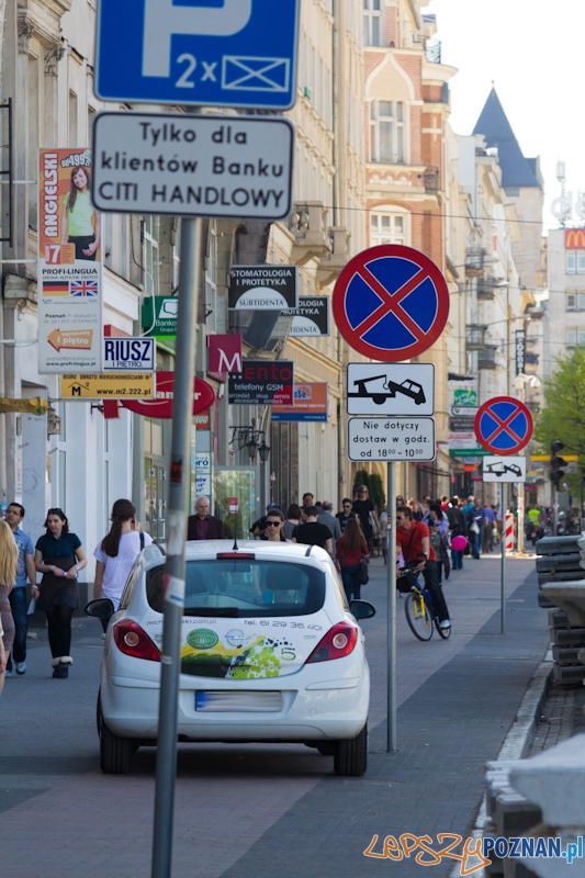 kierowcy parkują gdzie popadnie - południowa strona placu Wolności Foto: lepszyPOZNAN.pl / Piotr Rychter kierowcy parkują gdzie popadnie - południowa strona placu Wolności Foto: lepszyPOZNAN.pl / Piotr Rychter