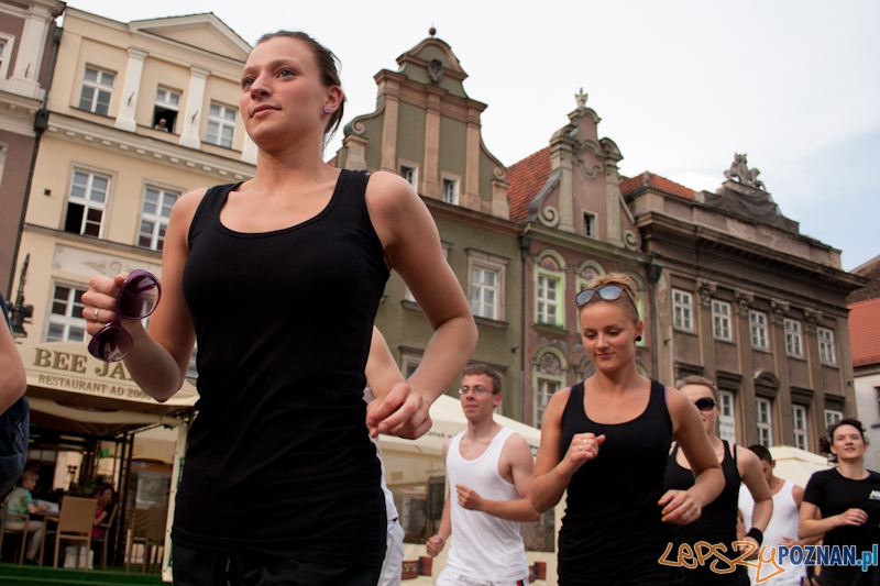 Ćwiczenia kształtujące AWFu pod pręgierzem - Poznań 23.05.2012 r. Foto: LepszyPOZNAN.pl / Paweł Rychter Ćwiczenia kształtujące AWFu pod pręgierzem - Poznań 23.05.2012 r. Foto: LepszyPOZNAN.pl / Paweł Rychter