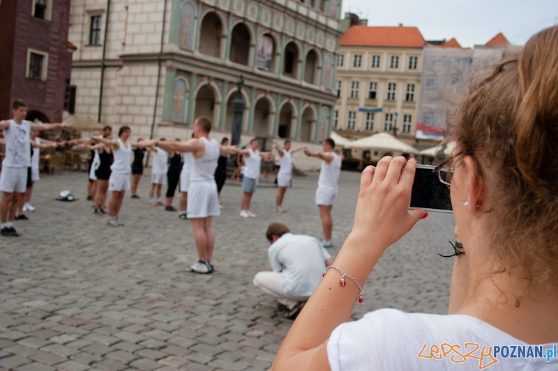 Ćwiczenia kształtujące AWFu pod pręgierzem - Poznań 23.05.2012 r. Foto: LepszyPOZNAN.pl / Paweł Rychter Ćwiczenia kształtujące AWFu pod pręgierzem - Poznań 23.05.2012 r. Foto: LepszyPOZNAN.pl / Paweł Rychter
