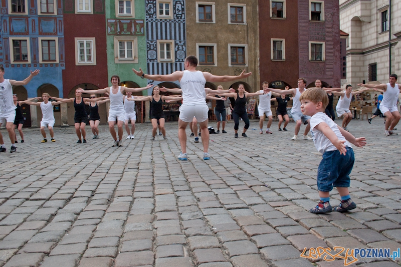 Ćwiczenia kształtujące AWFu pod pręgierzem - Poznań 23.05.2012 r. Foto: LepszyPOZNAN.pl / Paweł Rychter Ćwiczenia kształtujące AWFu pod pręgierzem - Poznań 23.05.2012 r. Foto: LepszyPOZNAN.pl / Paweł Rychter