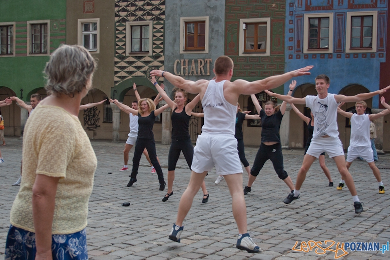 Ćwiczenia kształtujące AWFu pod pręgierzem - Poznań 23.05.2012 r. Foto: LepszyPOZNAN.pl / Paweł Rychter Ćwiczenia kształtujące AWFu pod pręgierzem - Poznań 23.05.2012 r. Foto: LepszyPOZNAN.pl / Paweł Rychter