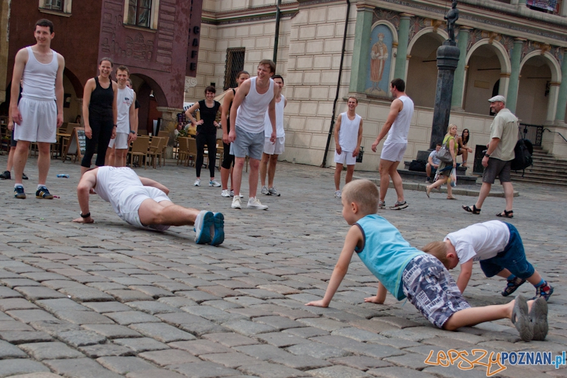 Ćwiczenia kształtujące AWFu pod pręgierzem - Poznań 23.05.2012 r. Foto: LepszyPOZNAN.pl / Paweł Rychter Ćwiczenia kształtujące AWFu pod pręgierzem - Poznań 23.05.2012 r. Foto: LepszyPOZNAN.pl / Paweł Rychter