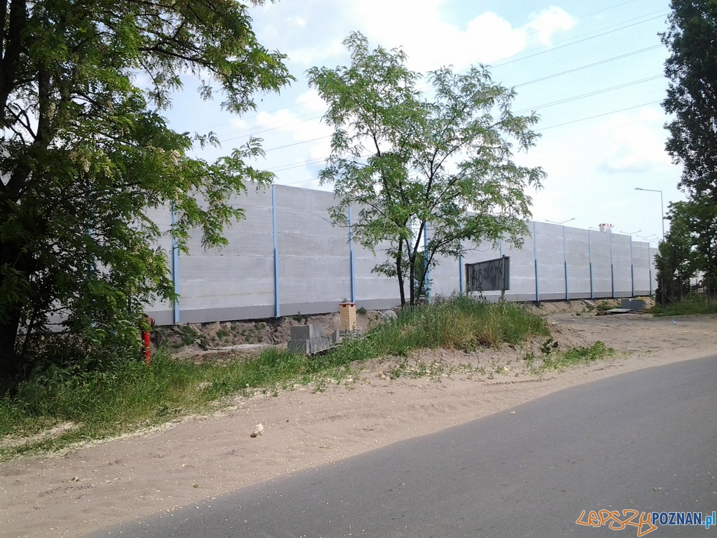 Ekrany akustyczne od strony ulicy Bożeny Foto: lepszyPOZNAN.pl / gsm Ekrany akustyczne od strony ulicy Bożeny Foto: lepszyPOZNAN.pl / gsm