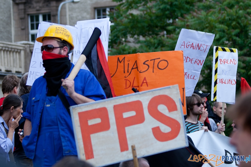 Demonstracja Chleba zamiast Igrzysk - Poznań 10.06.2012 r. Foto: Ewelina Gutowska Demonstracja Chleba zamiast Igrzysk - Poznań 10.06.2012 r. Foto: Ewelina Gutowska