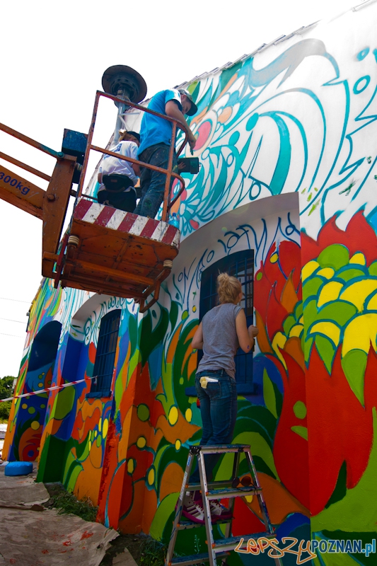 Dworzec PKP na Dębcu malowany kolorami Duluxa - Poznań 16.06.2012 r. Foto: LepszyPOZNAN.pl / Paweł Rychter Dworzec PKP na Dębcu malowany kolorami Duluxa - Poznań 16.06.2012 r. Foto: LepszyPOZNAN.pl / Paweł Rychter