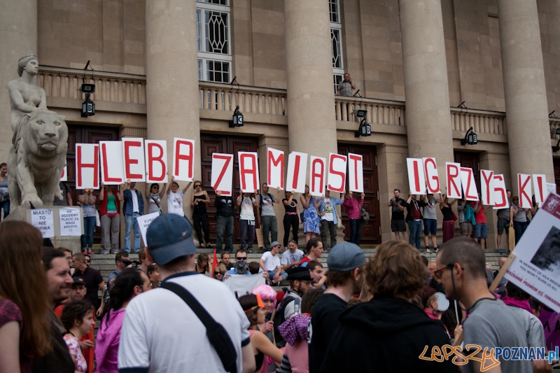 Demonstracja Chleba zamiast Igrzysk - Poznań 10.06.2012 r. Foto: Ewelina Gutowska Demonstracja Chleba zamiast Igrzysk - Poznań 10.06.2012 r. Foto: Ewelina Gutowska