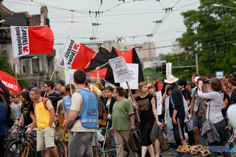 Demonstracja Chleba zamiast Igrzysk - Poznań 10.06.2012 r. Foto: Ewelina Gutowska Demonstracja Chleba zamiast Igrzysk - Poznań 10.06.2012 r. Foto: Ewelina Gutowska