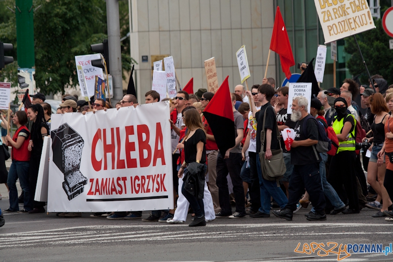 Demonstracja Chleba zamiast Igrzysk - Poznań 10.06.2012 r. Foto: Ewelina Gutowska Demonstracja Chleba zamiast Igrzysk - Poznań 10.06.2012 r. Foto: Ewelina Gutowska