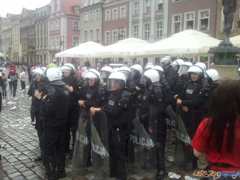 Pierwszy mecz w Poznaniu - Stary Rynek chwilę po przepychankach kibiców Foto: lepszyPOZNAN.pl / gsm Pierwszy mecz w Poznaniu - Stary Rynek chwilę po przepychankach kibiców Foto: lepszyPOZNAN.pl / gsm