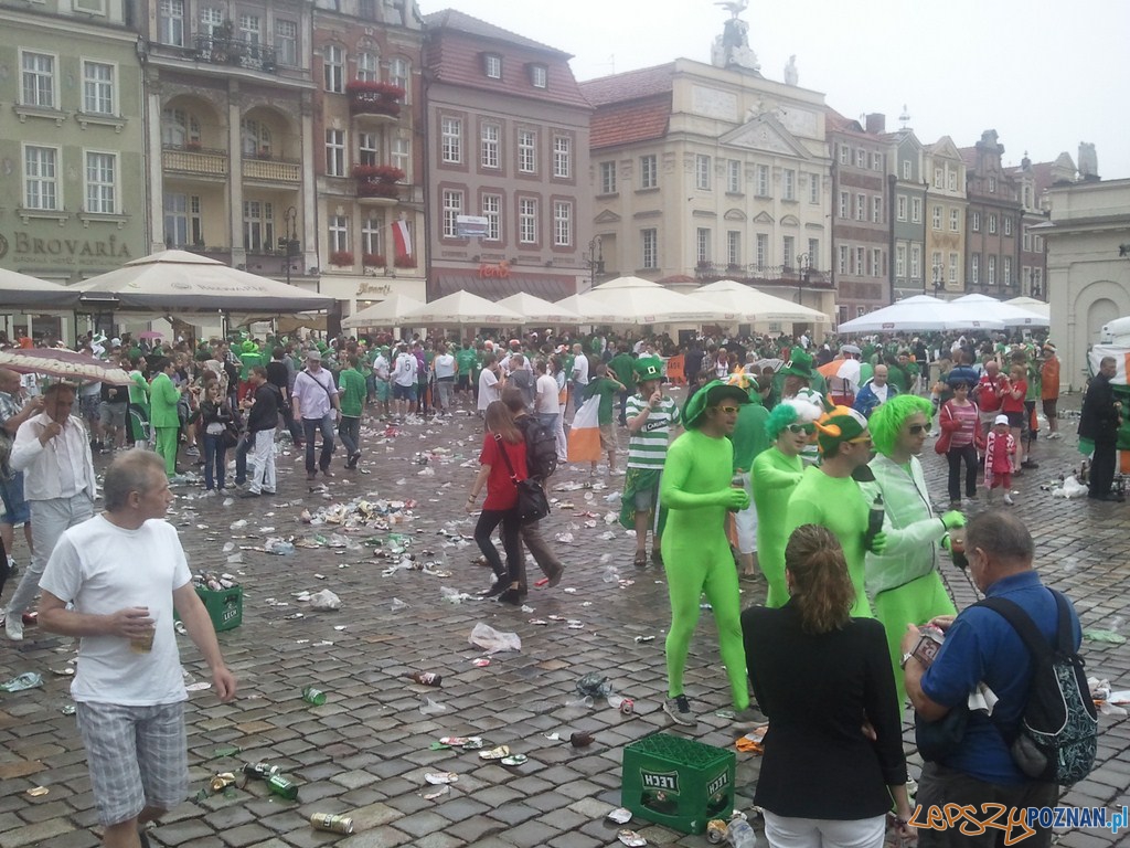 Pierwszy mecz w Poznaniu - Stary Rynek - tak się bawią Irlandczycy Foto: lepszyPOZNAN.pl / gsm Pierwszy mecz w Poznaniu - Stary Rynek - tak się bawią Irlandczycy Foto: lepszyPOZNAN.pl / gsm