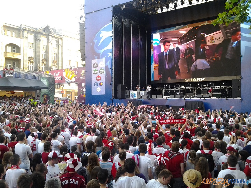 Kibicowanie podczas meczu Polska - Czechy w Strefie Kibica Foto: lepszyPOZNAN.pl / gsm Kibicowanie podczas meczu Polska - Czechy w Strefie Kibica Foto: lepszyPOZNAN.pl / gsm