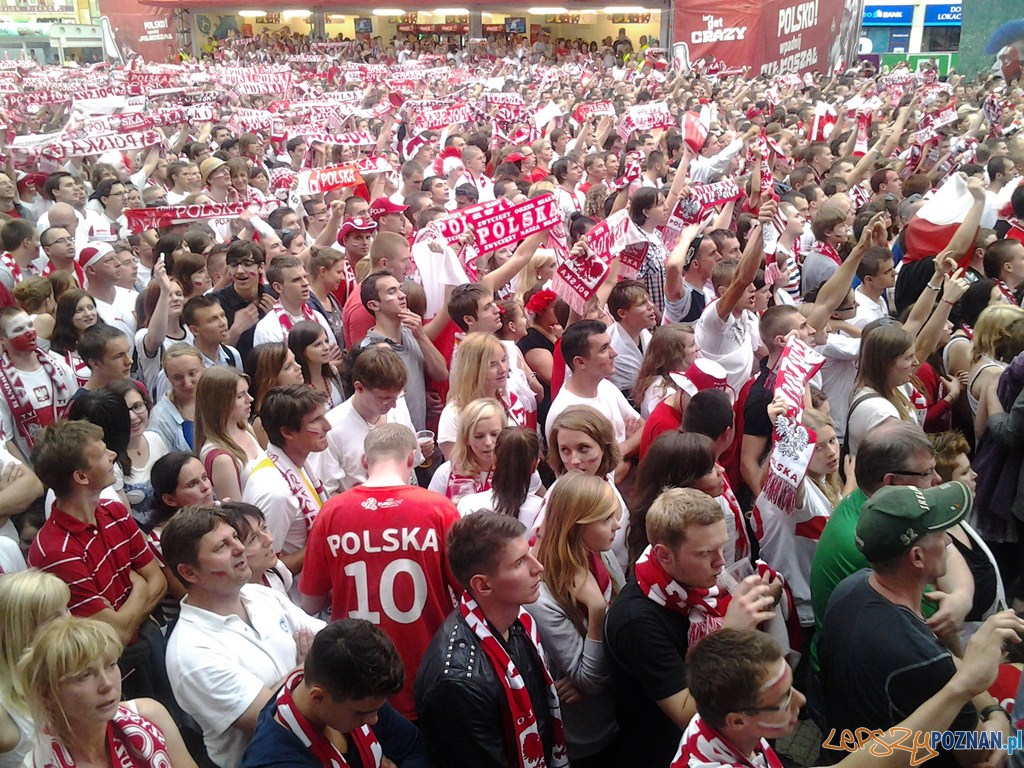 Kibicowanie podczas meczu Polska - Czechy w Strefie Kibica Foto: lepszyPOZNAN.pl / gsm Kibicowanie podczas meczu Polska - Czechy w Strefie Kibica Foto: lepszyPOZNAN.pl / gsm