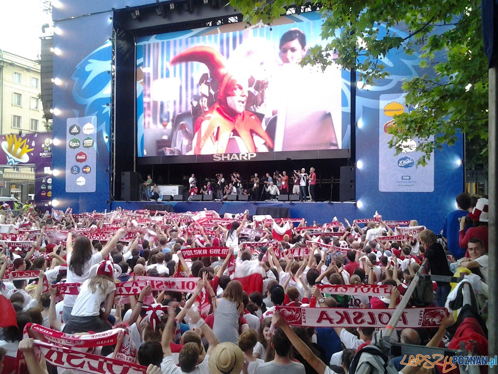 Kibicowanie podczas meczu Polska - Czechy w Strefie Kibica Foto: lepszyPOZNAN.pl / gsm Kibicowanie podczas meczu Polska - Czechy w Strefie Kibica Foto: lepszyPOZNAN.pl / gsm