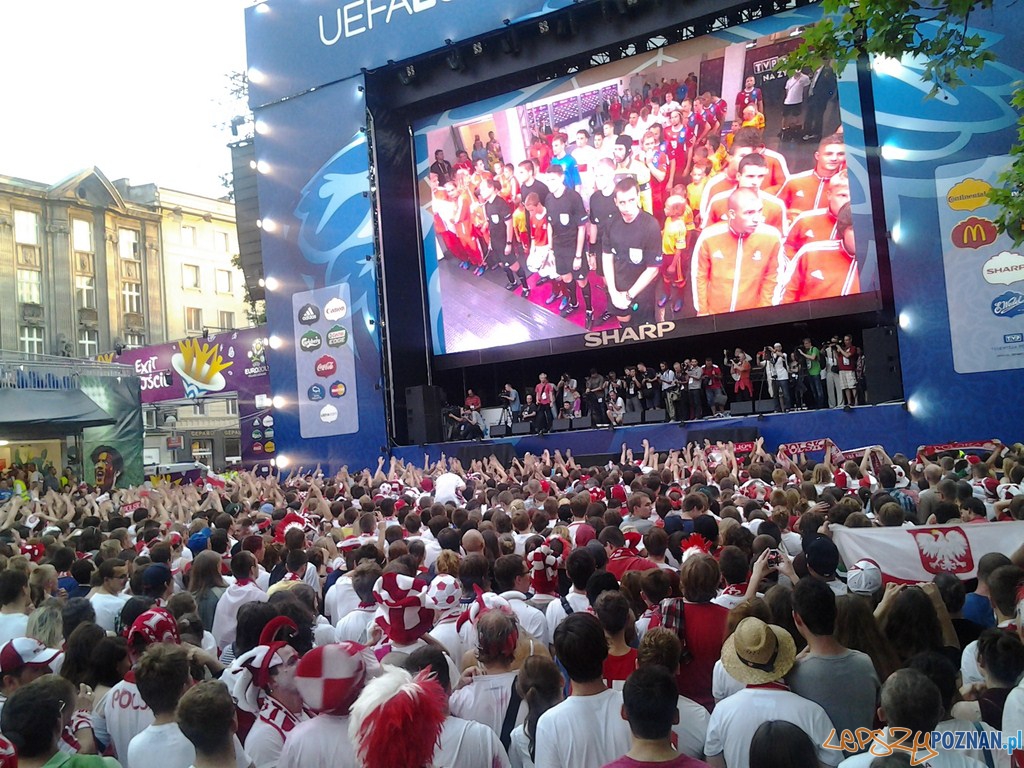 Kibicowanie podczas meczu Polska - Czechy w Strefie Kibica Foto: lepszyPOZNAN.pl / gsm Kibicowanie podczas meczu Polska - Czechy w Strefie Kibica Foto: lepszyPOZNAN.pl / gsm