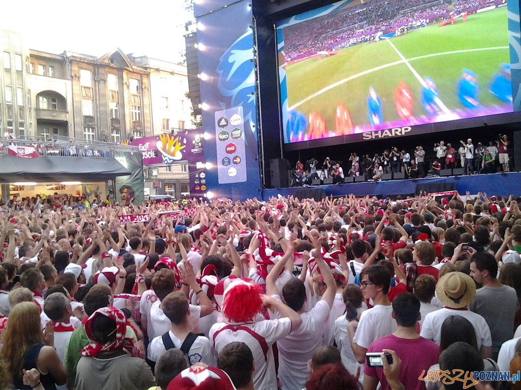 Kibicowanie podczas meczu Polska - Czechy w Strefie Kibica Foto: lepszyPOZNAN.pl / gsm Kibicowanie podczas meczu Polska - Czechy w Strefie Kibica Foto: lepszyPOZNAN.pl / gsm