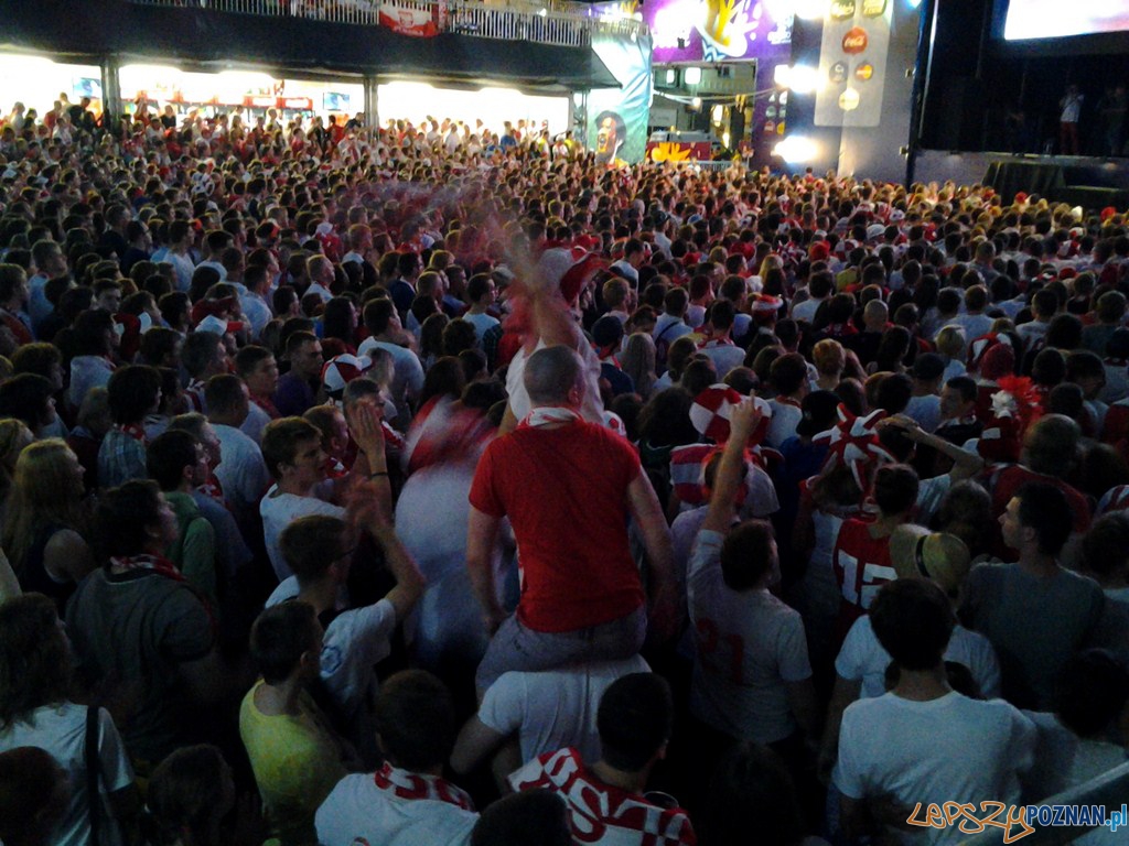 Kibicowanie podczas meczu Polska - Czechy w Strefie Kibica Foto: lepszyPOZNAN.pl / gsm Kibicowanie podczas meczu Polska - Czechy w Strefie Kibica Foto: lepszyPOZNAN.pl / gsm