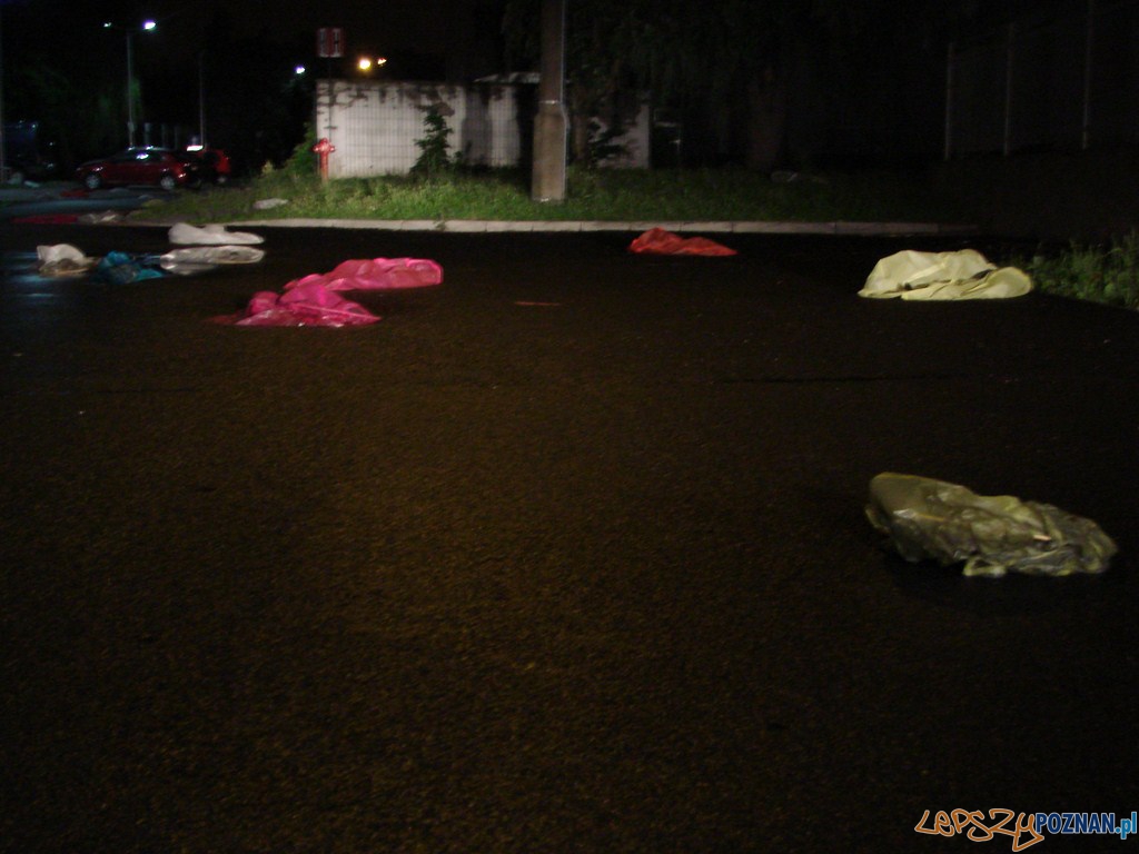 Nie poleciały zbyt daleko - setki lampionów spadły na terenie kampusu Politechniki Foto: lepszyPOZNAN.pl / ag Nie poleciały zbyt daleko - setki lampionów spadły na terenie kampusu Politechniki Foto: lepszyPOZNAN.pl / ag