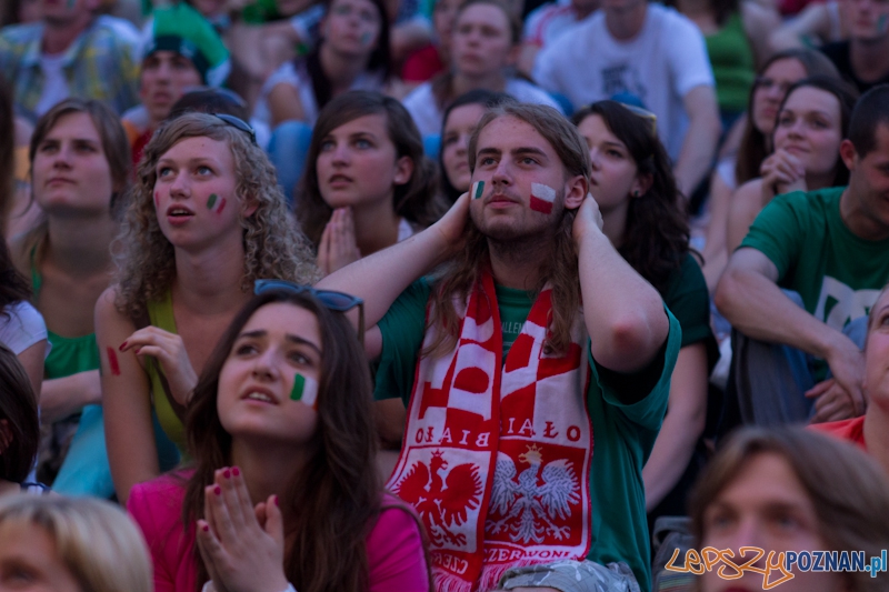 Włochy - Irlandia - doping w Oficjalnej Strefie Kibica UEFA EURO Poznań 2012. Na zdjęciu Julia, która samodzielnie przygotowała koszulkę Foto: lepszyPOZNAN.pl / Piotr Rychter Włochy - Irlandia - doping w Oficjalnej Strefie Kibica UEFA EURO Poznań 2012. Na zdjęciu Julia, która samodzielnie przygotowała koszulkę Foto: lepszyPOZNAN.pl / Piotr Rychter