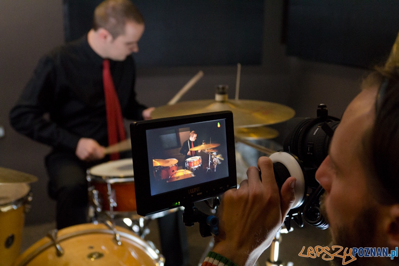 Nagranie teledysku do utworu Kurz zespołu Mokrofon - Adam Romański perkusja Foto: lepszyPOZNAN.pl / Piotr Rychter Nagranie teledysku do utworu Kurz zespołu Mokrofon - Adam Romański perkusja Foto: lepszyPOZNAN.pl / Piotr Rychter