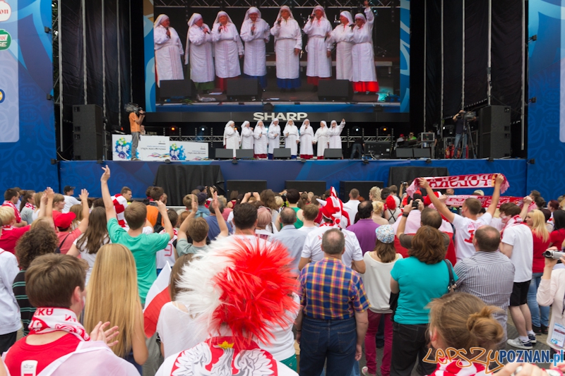 Oficjalna Strefa Kibica - Na scenie zespół Jarzębina Foto: lepszyPOZNAN.pl / Piotr Rychter Oficjalna Strefa Kibica - Na scenie zespół Jarzębina Foto: lepszyPOZNAN.pl / Piotr Rychter