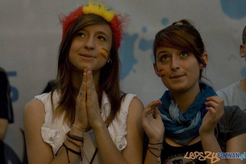 Strefa Kibica podczas finałowego meczu Euro 2012 Hiszpania - Włochy - Poznań 01.07.2012 r. Foto: Ewelina Gutowska Strefa Kibica podczas finałowego meczu Euro 2012 Hiszpania - Włochy - Poznań 01.07.2012 r. Foto: Ewelina Gutowska