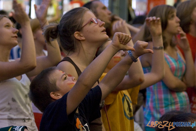 Strefa Kibica podczas finałowego meczu Euro 2012 Hiszpania - Włochy - Poznań 01.07.2012 r. Foto: Ewelina Gutowska Strefa Kibica podczas finałowego meczu Euro 2012 Hiszpania - Włochy - Poznań 01.07.2012 r. Foto: Ewelina Gutowska