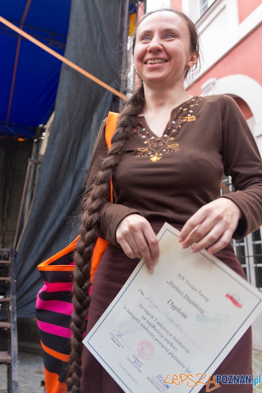 Warkocz Magdaleny - Alicja Malewska posiadaczka najdłuższego warkocza - festyn przy poznańskiej Farze Foto: lepszyPOZNAN.pl / Piotr Rychter Warkocz Magdaleny - Alicja Malewska posiadaczka najdłuższego warkocza - festyn przy poznańskiej Farze Foto: lepszyPOZNAN.pl / Piotr Rychter