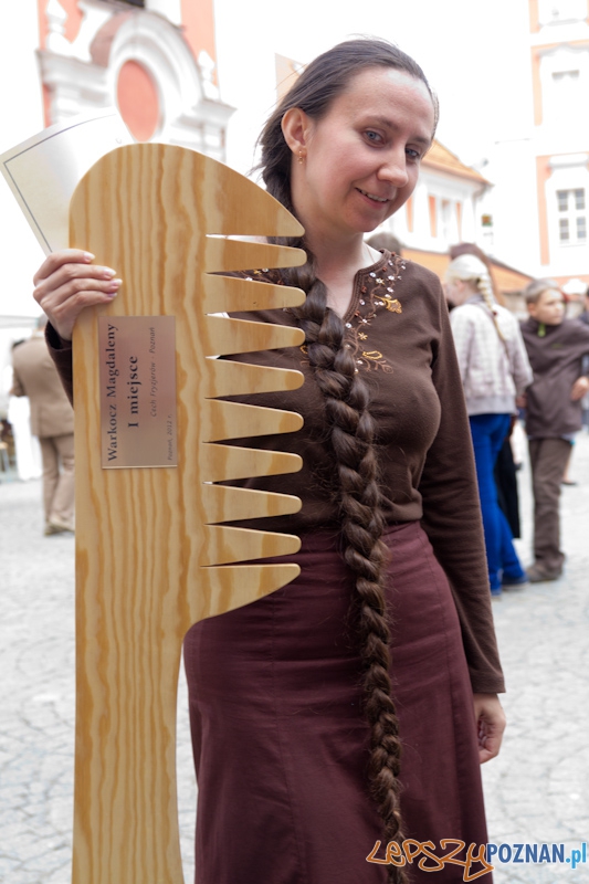 Warkocz Magdaleny - Alicja Malewska posiadaczka najdłuższego warkocza - festyn przy poznańskiej Farze Foto: lepszyPOZNAN.pl / Piotr Rychter Warkocz Magdaleny - Alicja Malewska posiadaczka najdłuższego warkocza - festyn przy poznańskiej Farze Foto: lepszyPOZNAN.pl / Piotr Rychter