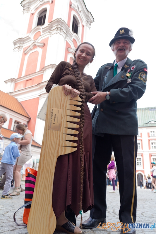 Warkocz Magdaleny - Alicja Malewska posiadaczka najdłuższego warkocza - festyn przy poznańskiej Farze Foto: lepszyPOZNAN.pl / Piotr Rychter Warkocz Magdaleny - Alicja Malewska posiadaczka najdłuższego warkocza - festyn przy poznańskiej Farze Foto: lepszyPOZNAN.pl / Piotr Rychter