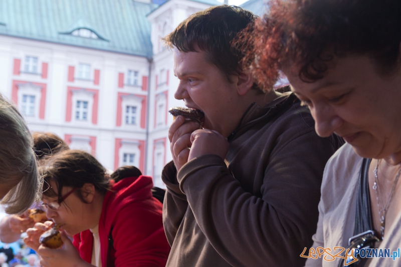 Konkurs jedzenia Magdalenek - festyn przy poznańskiej Farze Foto: lepszyPOZNAN.pl / Piotr Rychter Konkurs jedzenia Magdalenek - festyn przy poznańskiej Farze Foto: lepszyPOZNAN.pl / Piotr Rychter