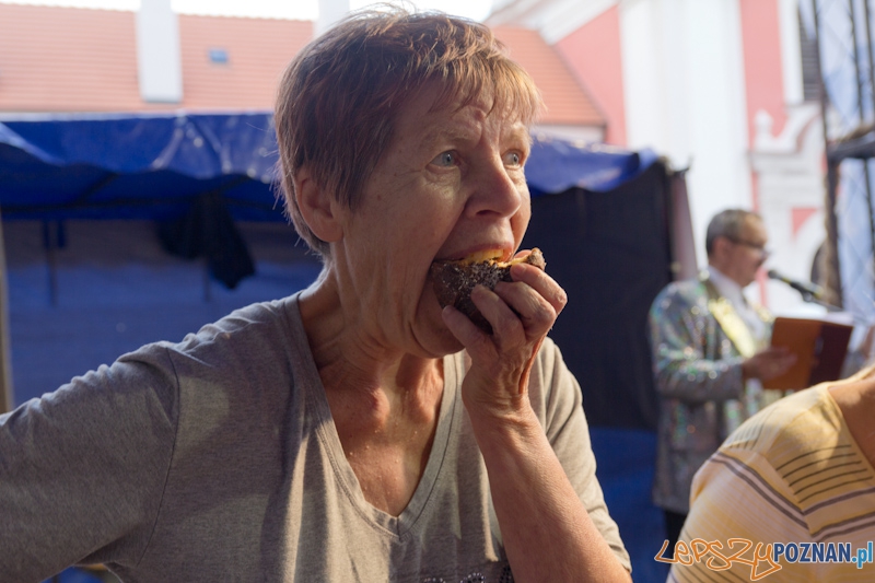 Konkurs jedzenia Magdalenek - festyn przy poznańskiej Farze Foto: lepszyPOZNAN.pl / Piotr Rychter Konkurs jedzenia Magdalenek - festyn przy poznańskiej Farze Foto: lepszyPOZNAN.pl / Piotr Rychter
