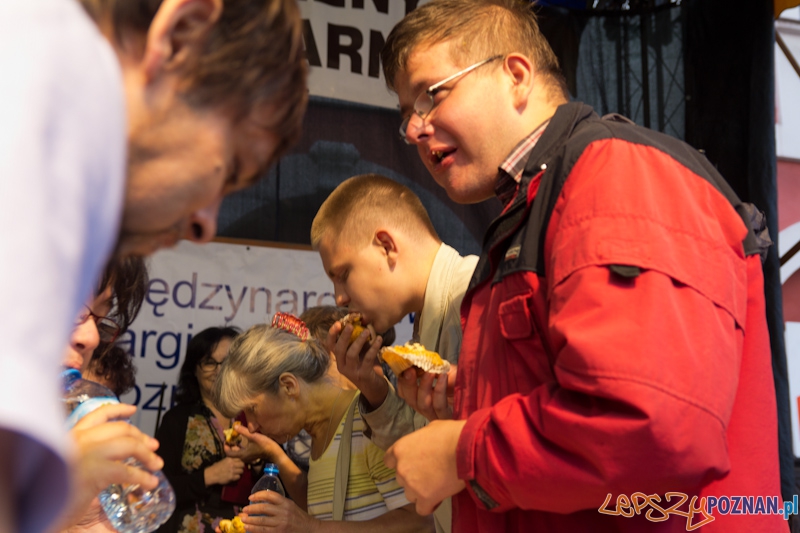 Konkurs jedzenia Magdalenek - festyn przy poznańskiej Farze Foto: lepszyPOZNAN.pl / Piotr Rychter Konkurs jedzenia Magdalenek - festyn przy poznańskiej Farze Foto: lepszyPOZNAN.pl / Piotr Rychter