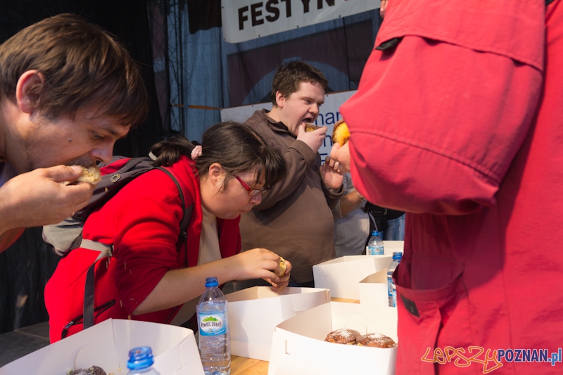Konkurs jedzenia Magdalenek - festyn przy poznańskiej Farze Foto: lepszyPOZNAN.pl / Piotr Rychter Konkurs jedzenia Magdalenek - festyn przy poznańskiej Farze Foto: lepszyPOZNAN.pl / Piotr Rychter