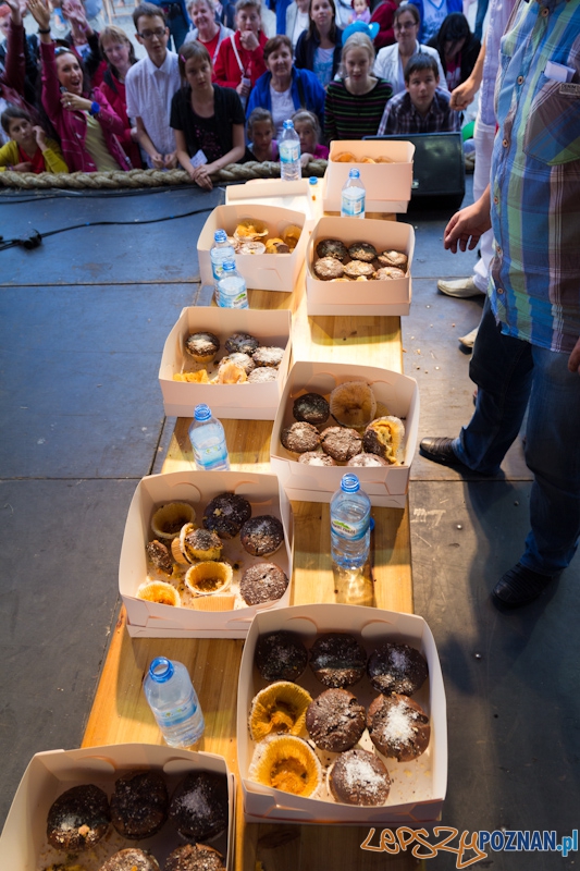 Konkurs jedzenia Magdalenek - festyn przy poznańskiej Farze Foto: lepszyPOZNAN.pl / Piotr Rychter Konkurs jedzenia Magdalenek - festyn przy poznańskiej Farze Foto: lepszyPOZNAN.pl / Piotr Rychter