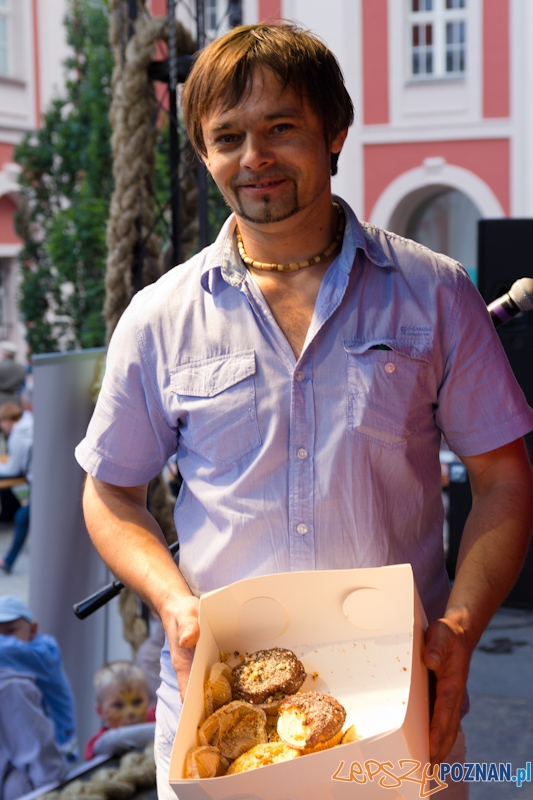 Konkurs jedzenia Magdalenek - festyn przy poznańskiej Farze Foto: lepszyPOZNAN.pl / Piotr Rychter Konkurs jedzenia Magdalenek - festyn przy poznańskiej Farze Foto: lepszyPOZNAN.pl / Piotr Rychter