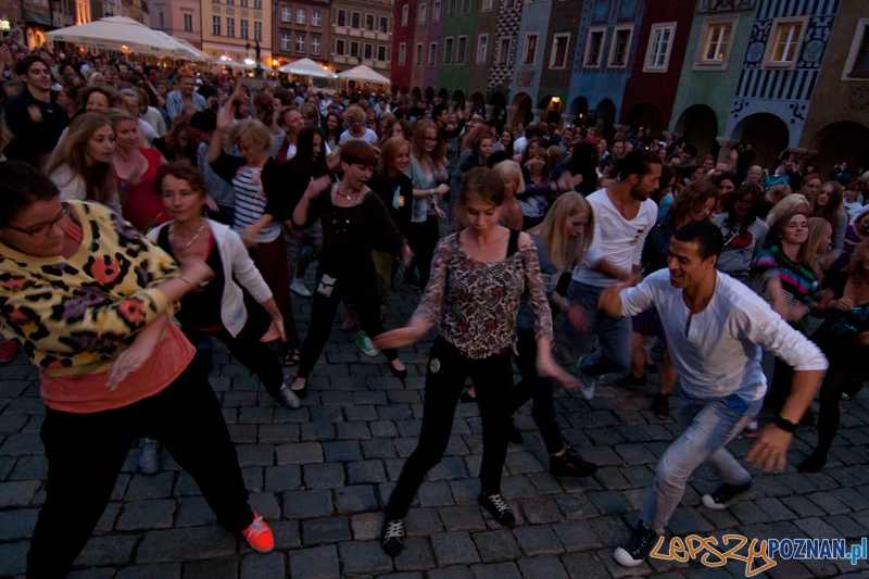 Dancing Poznań na płycie Starego Rynku - 24.08.2012 r. Foto: LepszyPOZNAN.pl / Paweł Rychter Dancing Poznań na płycie Starego Rynku - 24.08.2012 r. Foto: LepszyPOZNAN.pl / Paweł Rychter