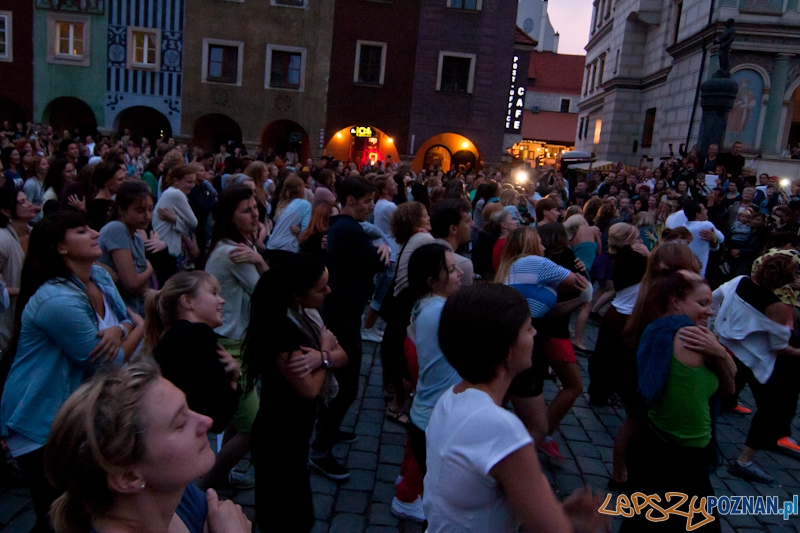 Dancing Poznań na płycie Starego Rynku - 24.08.2012 r. Foto: LepszyPOZNAN.pl / Paweł Rychter Dancing Poznań na płycie Starego Rynku - 24.08.2012 r. Foto: LepszyPOZNAN.pl / Paweł Rychter