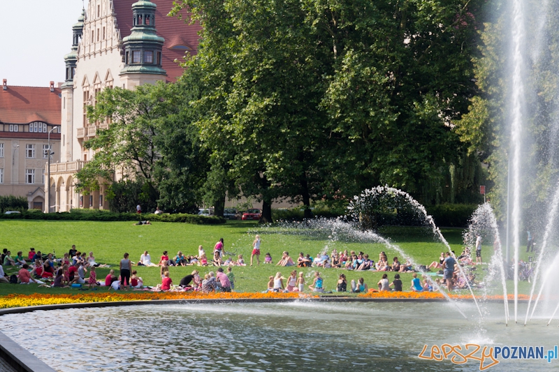 Zajęcia jogi w parku przed operą Foto: lepszyPOZNAN.pl / Piotr Rychter Zajęcia jogi w parku przed operą Foto: lepszyPOZNAN.pl / Piotr Rychter