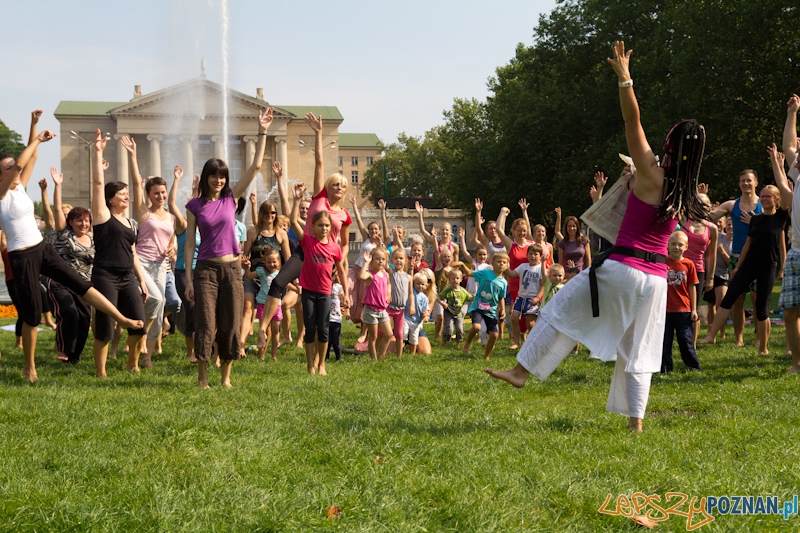Zajęcia jogi w parku przed operą Foto: lepszyPOZNAN.pl / Piotr Rychter Zajęcia jogi w parku przed operą Foto: lepszyPOZNAN.pl / Piotr Rychter