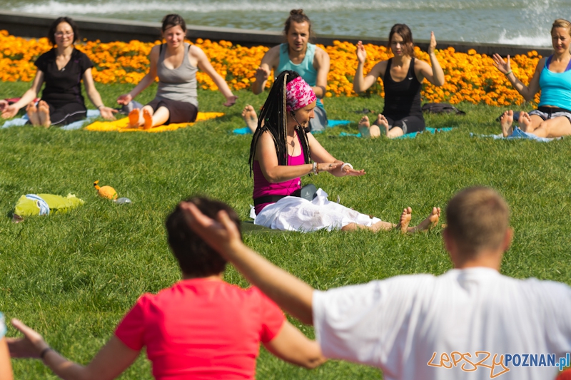 Zajęcia jogi w parku przed operą Foto: lepszyPOZNAN.pl / Piotr Rychter Zajęcia jogi w parku przed operą Foto: lepszyPOZNAN.pl / Piotr Rychter