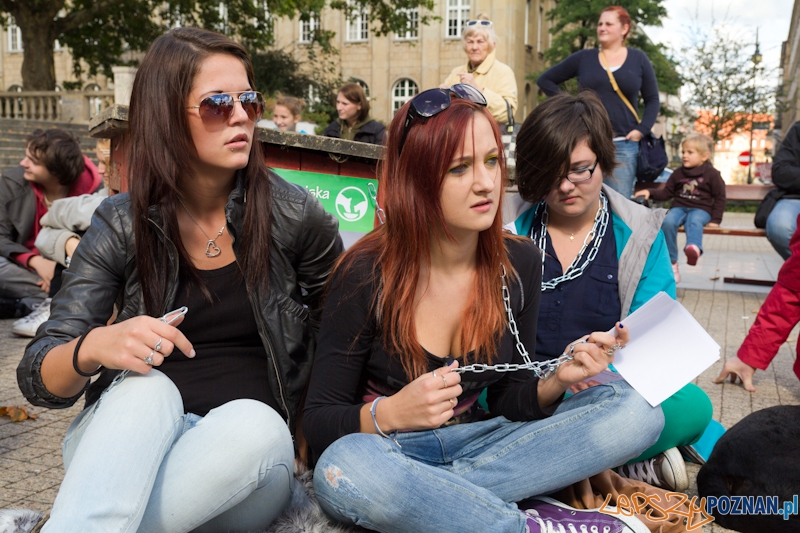Akcja Zerwijmy łańcuchy - plac Wolności 23.09.2012 r. Foto: lepszyPOZNAN.pl / Piotr Rychter Akcja Zerwijmy łańcuchy - plac Wolności 23.09.2012 r. Foto: lepszyPOZNAN.pl / Piotr Rychter