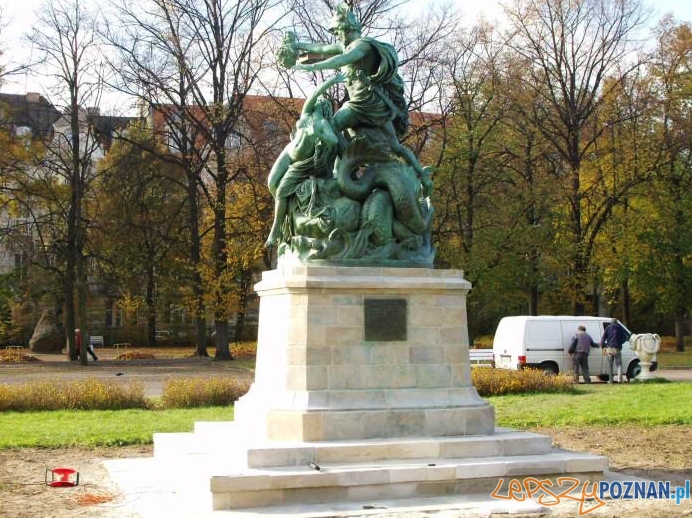 Rzeźba ze sceną z baśni greckiej przedstawiająca Perseusza uwalniającego Andromedę z rąk smoka Foto: lazarz.pl / Janusz Ludwiczak Rzeźba ze sceną z baśni greckiej przedstawiająca Perseusza uwalniającego Andromedę z rąk smoka Foto: lazarz.pl / Janusz Ludwiczak