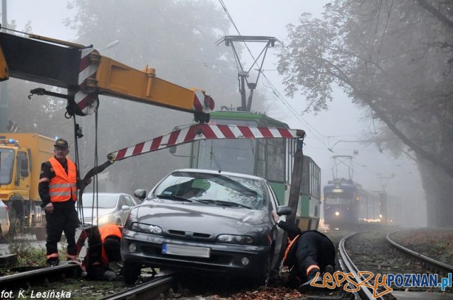 Usuwanie samochodu z torowiska Foto: MPK / K. Lesińska Usuwanie samochodu z torowiska Foto: MPK / K. Lesińska