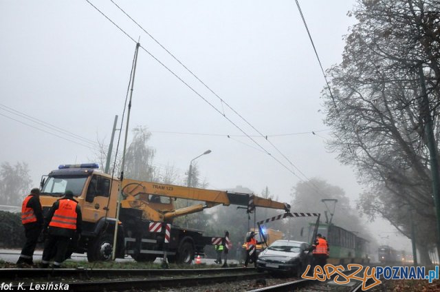 Usuwanie samochodu z torowiska Foto: MPK / K. Lesińska Usuwanie samochodu z torowiska Foto: MPK / K. Lesińska